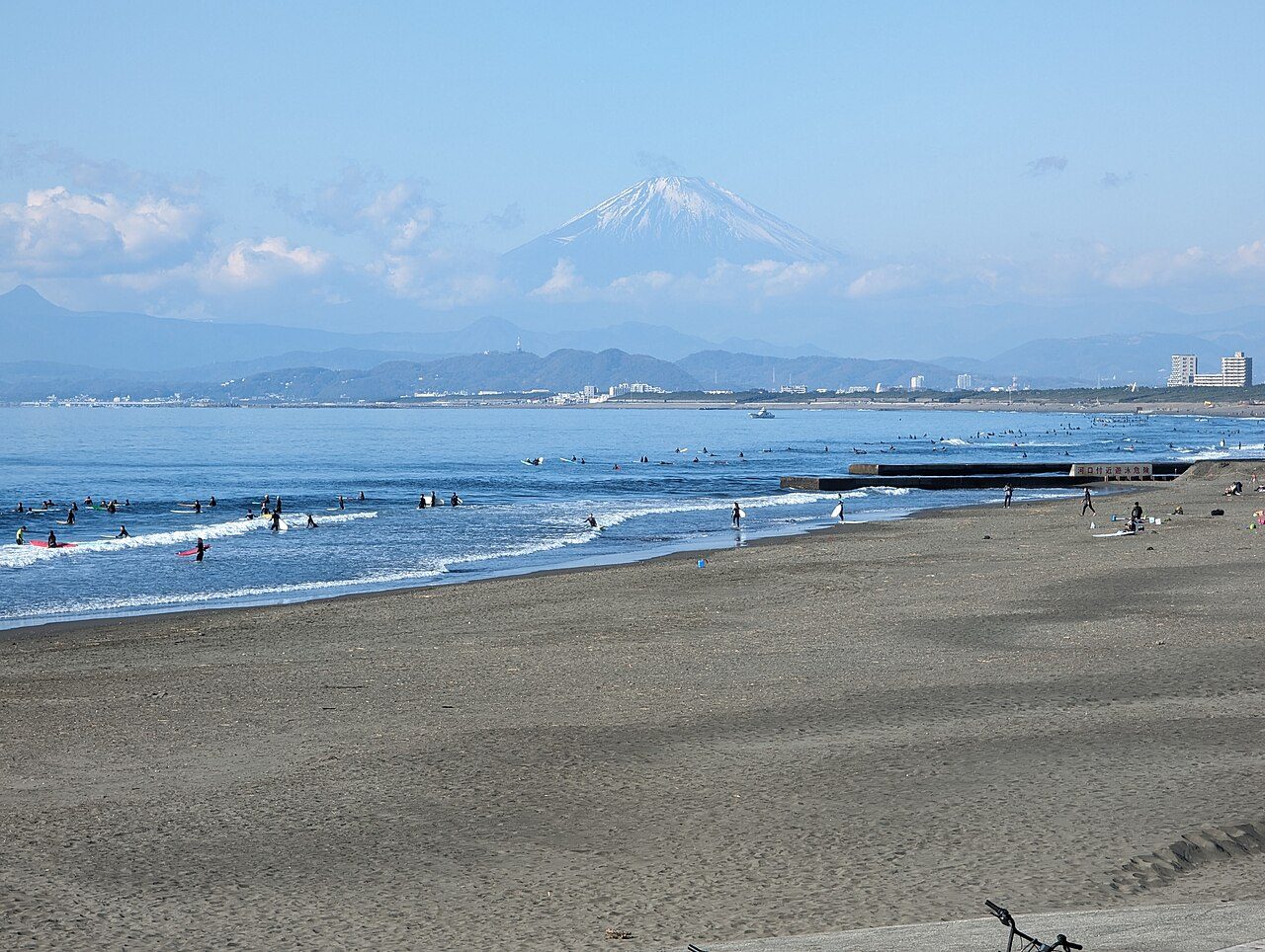 片瀬西浜から西を見る。富士山とサーファー（2023年12月）
