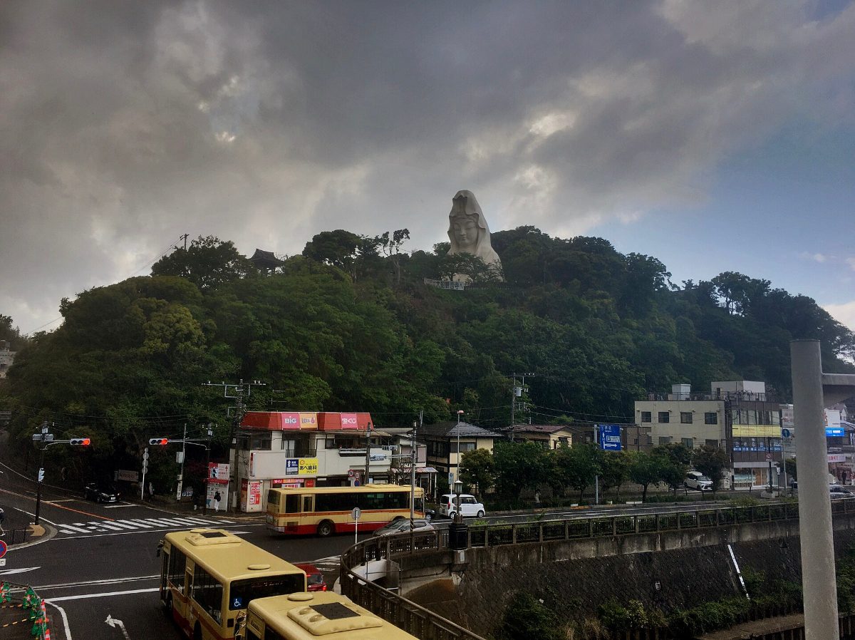 駅前から見える大船観音（2022年5月）