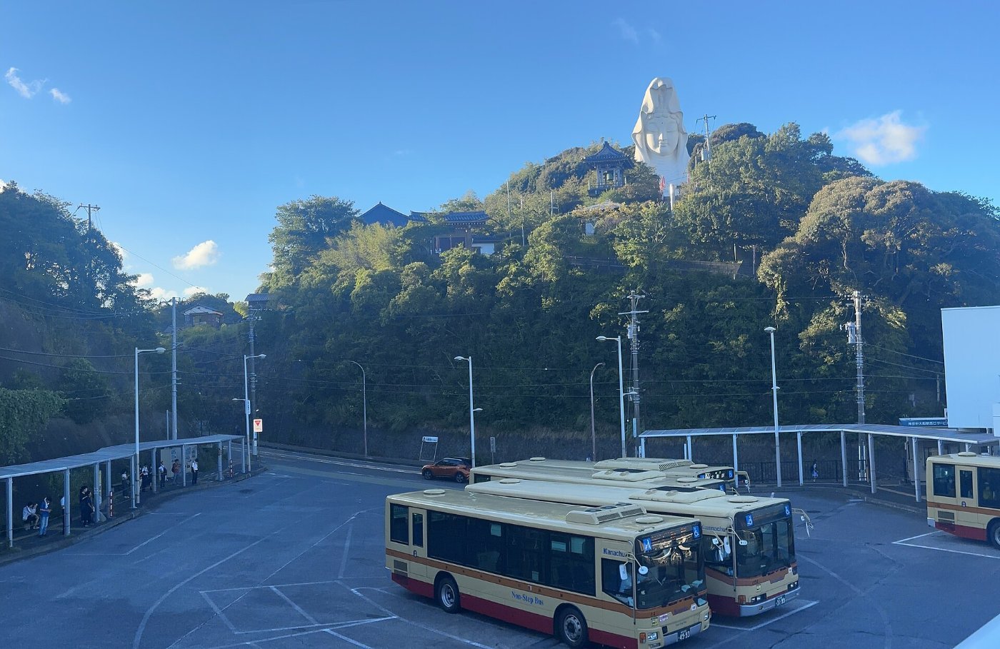 大船駅のバスロータリーから見た大船観音