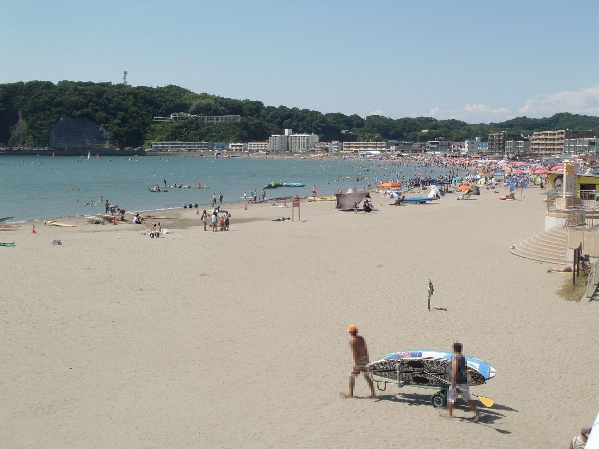 渚橋から見た逗子海岸（2021年7月）