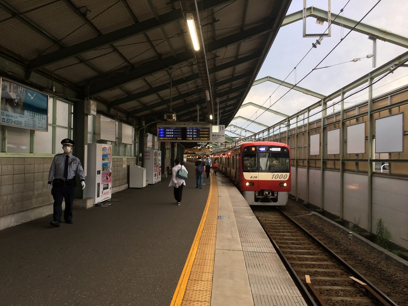 京急 逗子・葉山駅のホーム